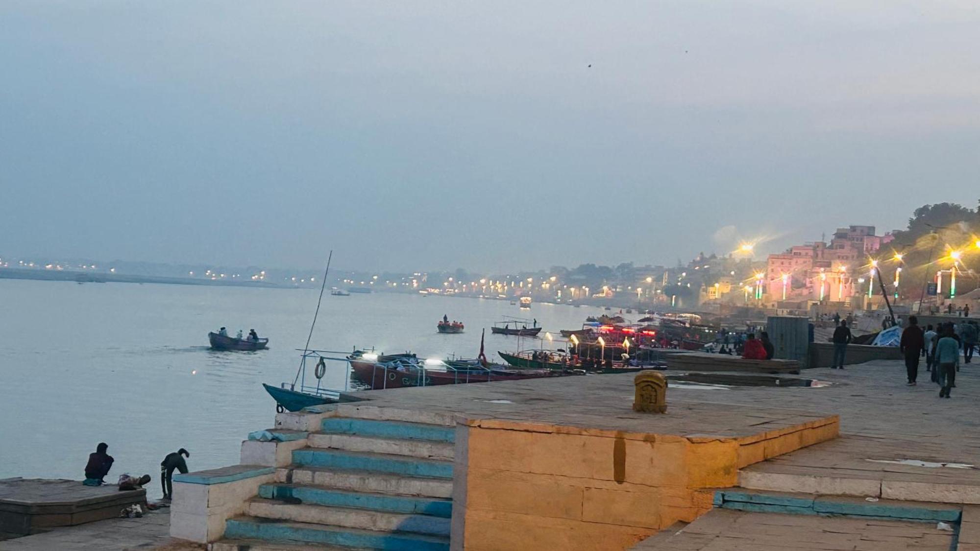 Tandon Lodge On The Ganga Ghat Homestay Βαρανάσι Εξωτερικό φωτογραφία