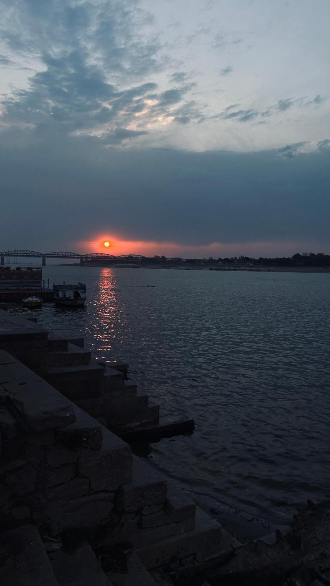 Tandon Lodge On The Ganga Ghat Homestay Βαρανάσι Εξωτερικό φωτογραφία